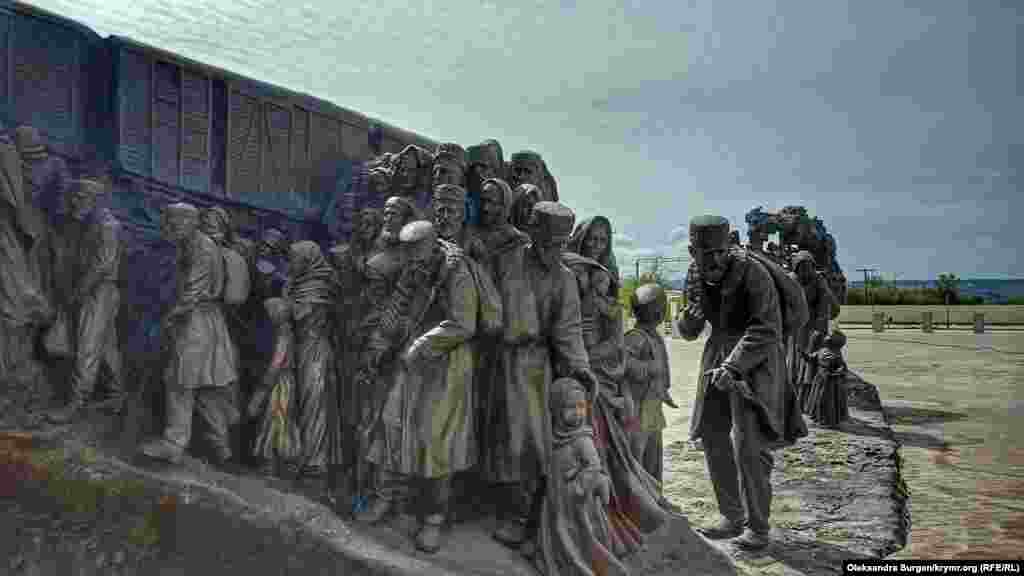 Автор цього пам'ятника Салават Щербаков. Той самий творець пам'ятника &laquo;Ввічливим людям&raquo; у Сімферополі