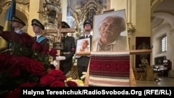 1 липня у Львові сотні людей попрощались із відомим українським поетом, шістдесятником, громадським діячем Ігорем Калинцем. Помер видатний українець 28 червня, за кілька днів до свого 86-річчя