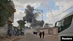 Civili căutând adăpost în timp ce israelienii bombardează Fâșia Gaza, la 21 august 2025.