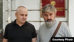 Митрополит Сімферопольський і Кримський Православної церкви України Климент (праворуч) і адвокат Владислава Єсипенка Дмитро Дінзе. Анексований Крим, 13 вересня 2021 року