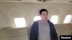 Artur Petrov, deținutul rus schimbat de SUA pe fosta balerină Ksenia Karelina, într-o imagine difuzată de televiziunea rusă în urma schimbului din Abu Dhabi, pe 10 aprilie 2025