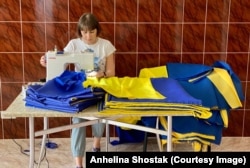 Переселенка продовжила шити стяги після евакуації