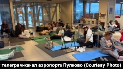 Пассажиры в аэропорту Пулково 23 августа 2023 года, скриншот из видео. Официальный телеграм-канал аэропорта Пулково