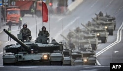 Российские танки Т-90М проезжают по центру Москвы во время репетиции военного парада, 3 мая 2025 года